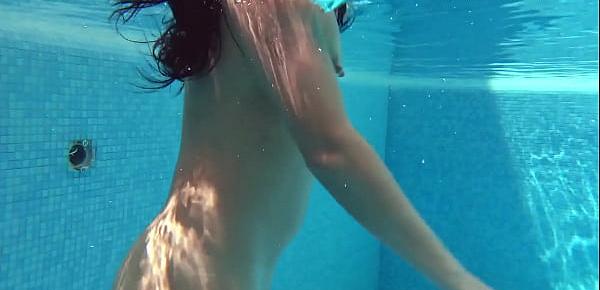  Jessica Lincoln gets horny and naked in the pool